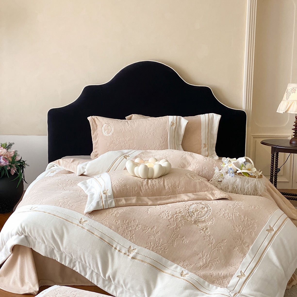 91家纺网 家纺一手货源 找家纺 太古汇家居 2025新款牛奶绒雕花+绣花四件套-薇薇安系列 薇薇安-卡其