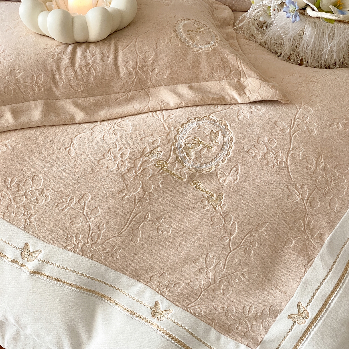 91家纺网 家纺一手货源 找家纺 太古汇家居 2025新款牛奶绒雕花+绣花四件套-薇薇安系列 薇薇安-卡其