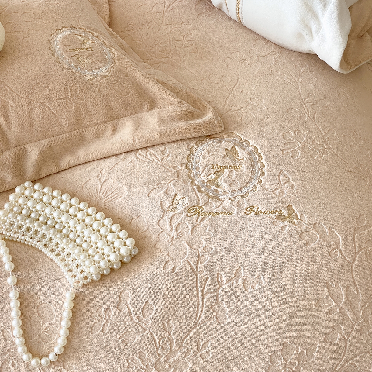 91家纺网 家纺一手货源 找家纺 太古汇家居 2025新款牛奶绒雕花+绣花四件套-薇薇安系列 薇薇安-卡其