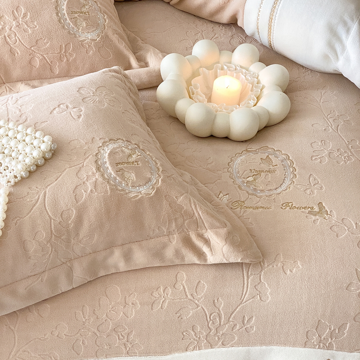 91家纺网 家纺一手货源 找家纺 太古汇家居 2025新款牛奶绒雕花+绣花四件套-薇薇安系列 薇薇安-卡其