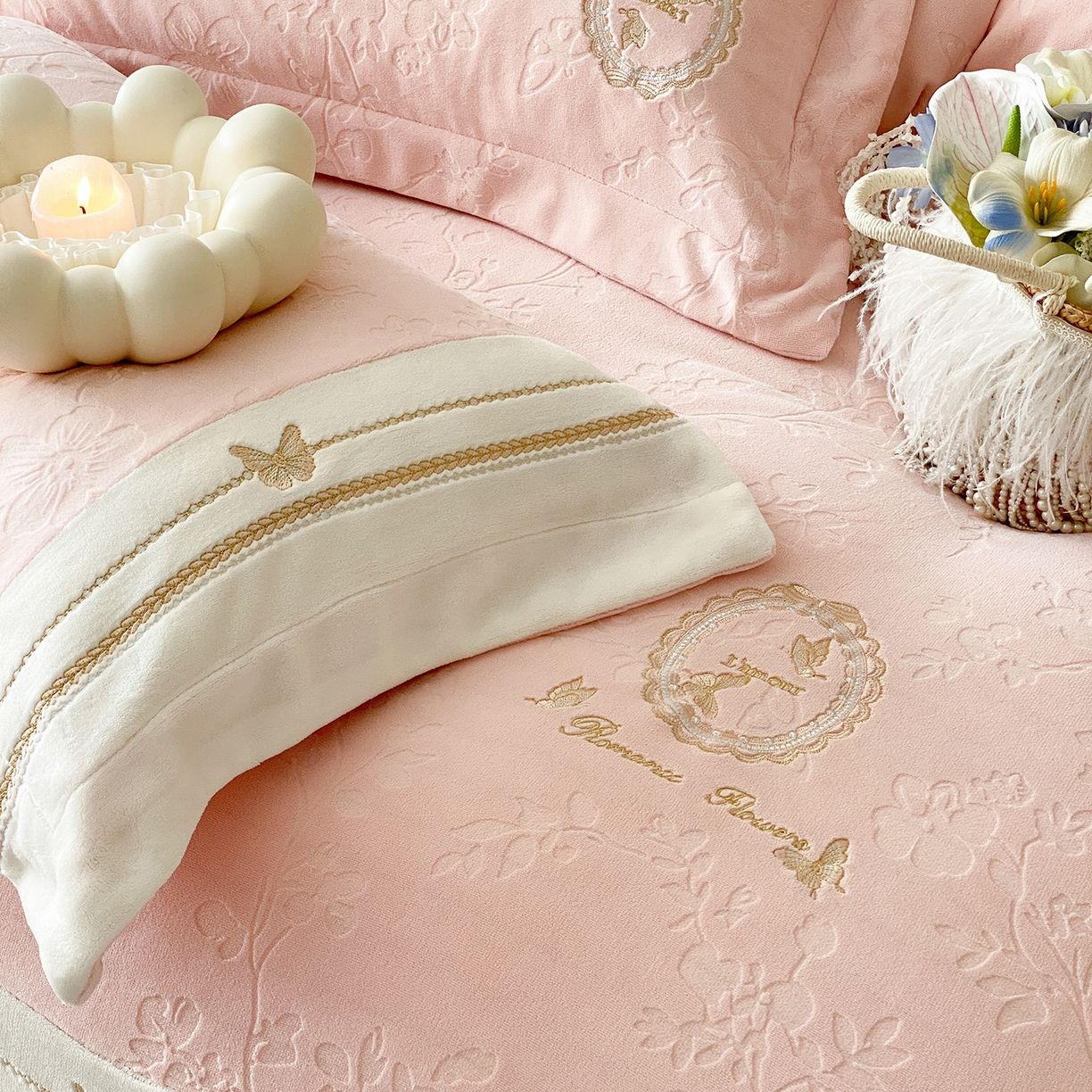 91家纺网 家纺一手货源 找家纺 太古汇家居 2025新款牛奶绒雕花+绣花四件套-薇薇安系列 薇薇安-粉色