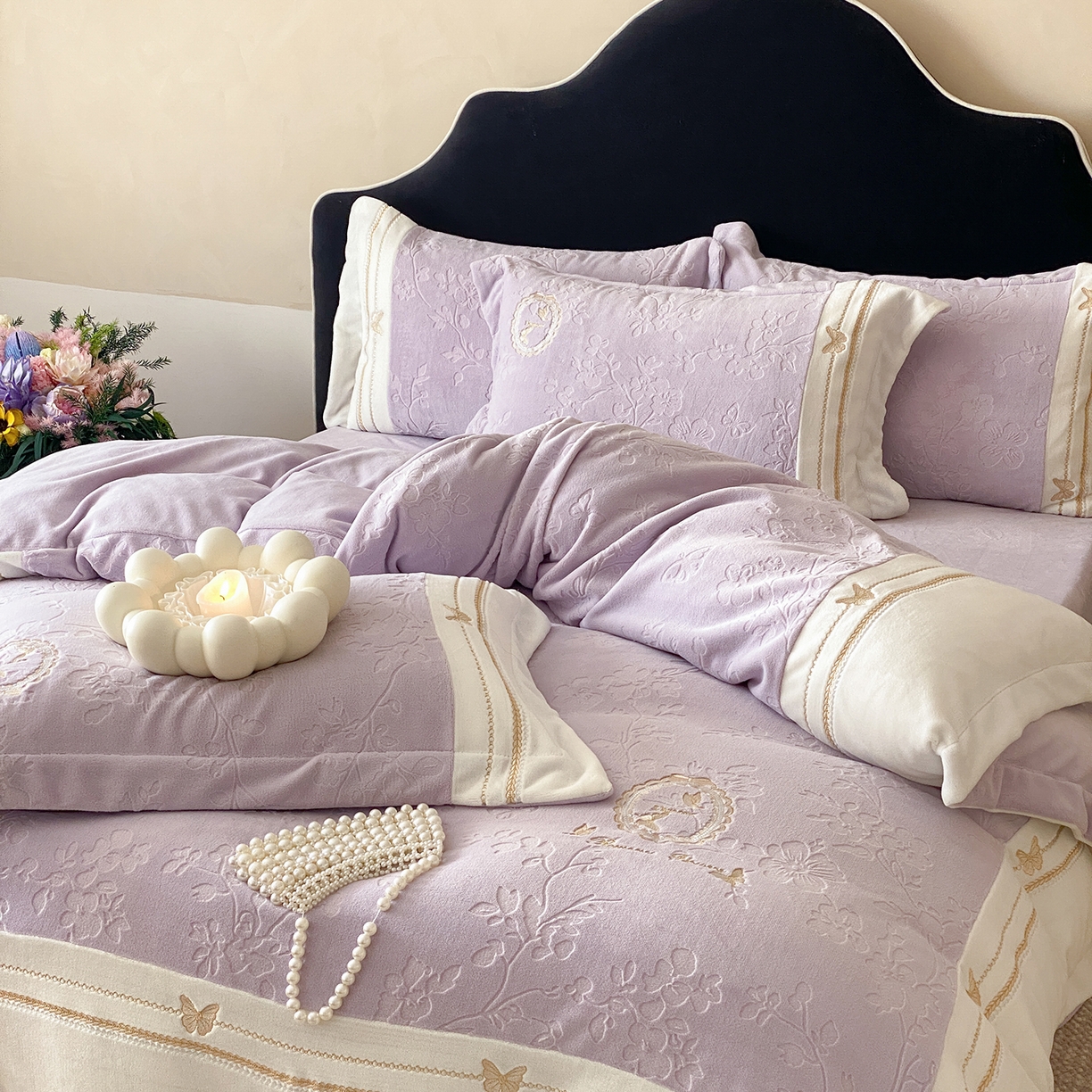 91家纺网 家纺一手货源 找家纺 太古汇家居 2025新款牛奶绒雕花+绣花四件套-薇薇安系列 薇薇安-紫色