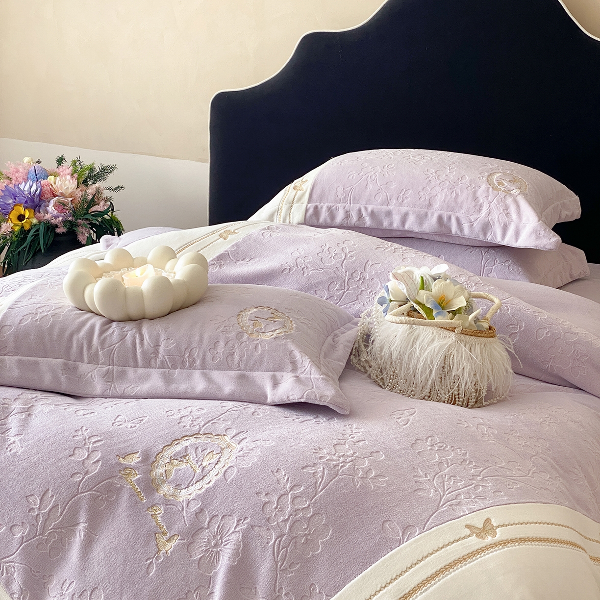 91家纺网 家纺一手货源 找家纺 太古汇家居 2025新款牛奶绒雕花+绣花四件套-薇薇安系列 薇薇安-紫色