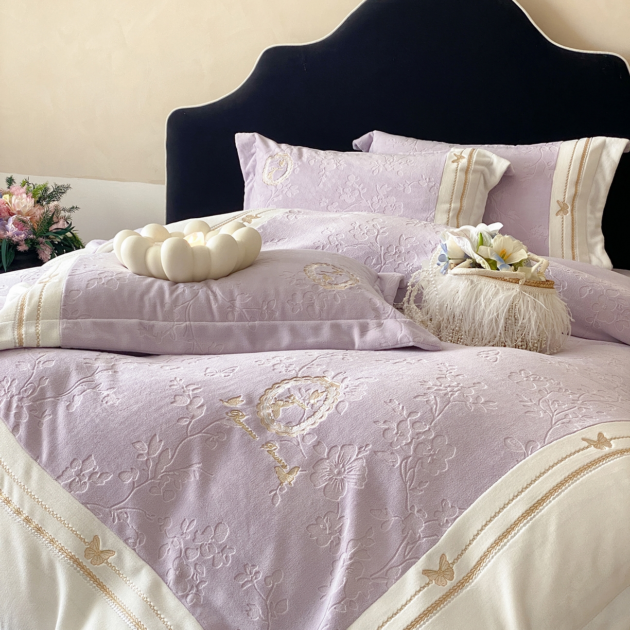 91家纺网 家纺一手货源 找家纺 太古汇家居 2025新款牛奶绒雕花+绣花四件套-薇薇安系列 薇薇安-紫色