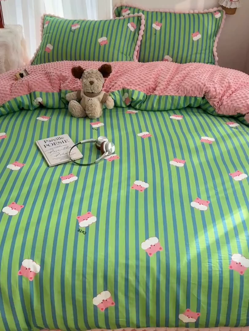 91家纺网 家纺一手货源 找家纺 Sweet dreams甜梦 2025新款双层纱豆豆绒棉加绒四件套 条纹小熊仔