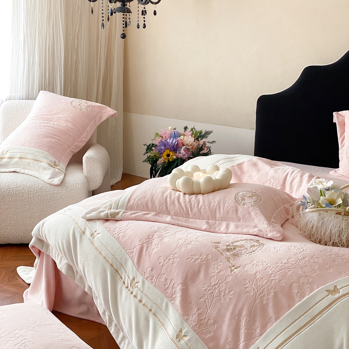 91家纺网 家纺一手货源 找家纺 太古汇家居 2025新款牛奶绒雕花+绣花四件套-薇薇安系列 薇薇安-粉色