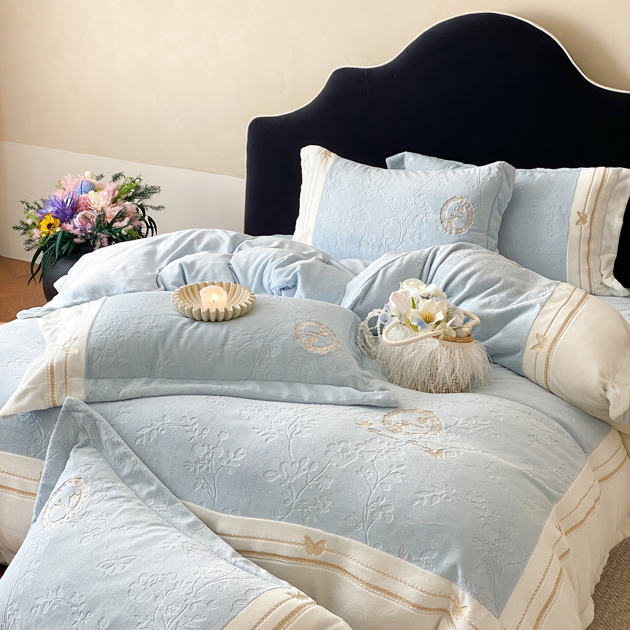 91家纺网 家纺一手货源 找家纺 太古汇家居 2025新款牛奶绒雕花+绣花四件套-薇薇安系列 薇薇安-蓝色