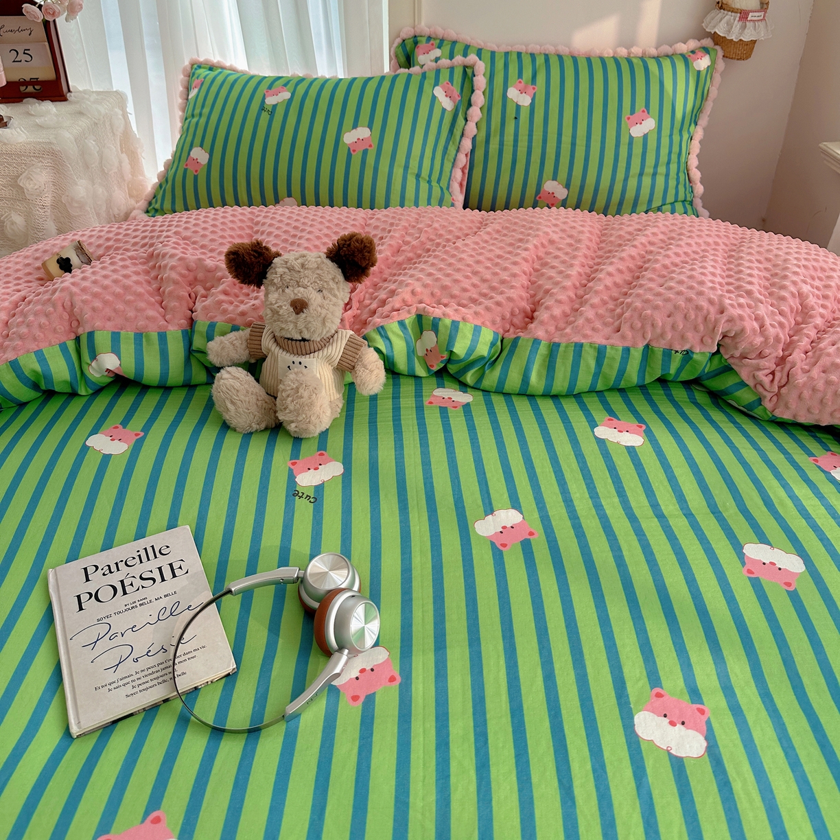 91家纺网 家纺一手货源 找家纺 Sweet dreams甜梦 2025新款双层纱豆豆绒棉加绒四件套 条纹小熊仔