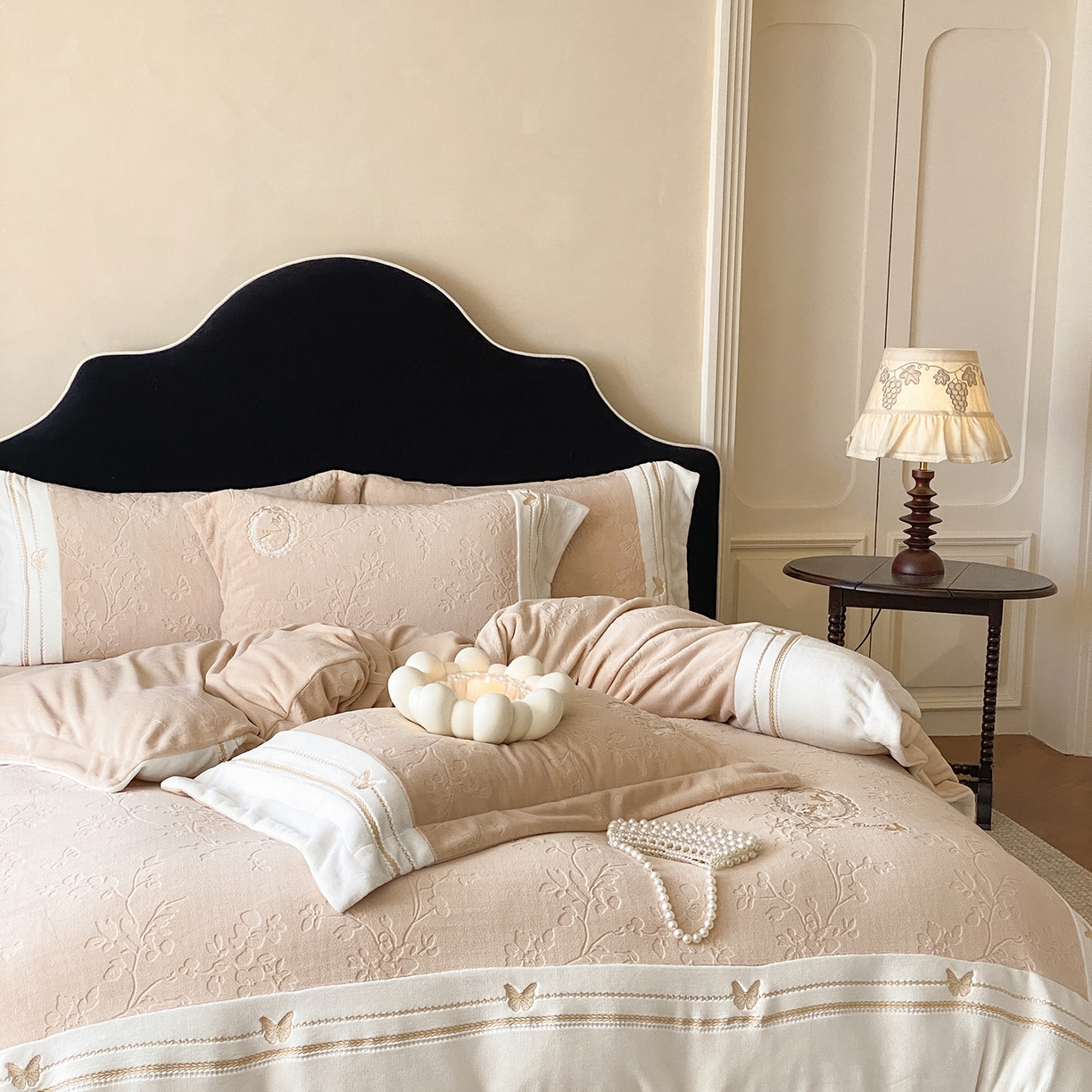 91家纺网 家纺一手货源 找家纺 太古汇家居 2025新款牛奶绒雕花+绣花四件套-薇薇安系列 薇薇安-卡其