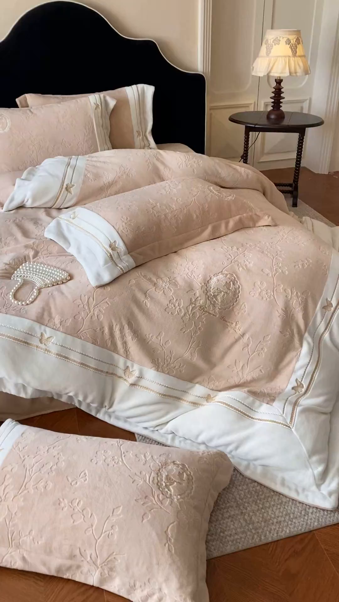 91家纺网 家纺一手货源 找家纺 太古汇家居 2025新款牛奶绒雕花+绣花四件套-薇薇安系列 薇薇安-卡其