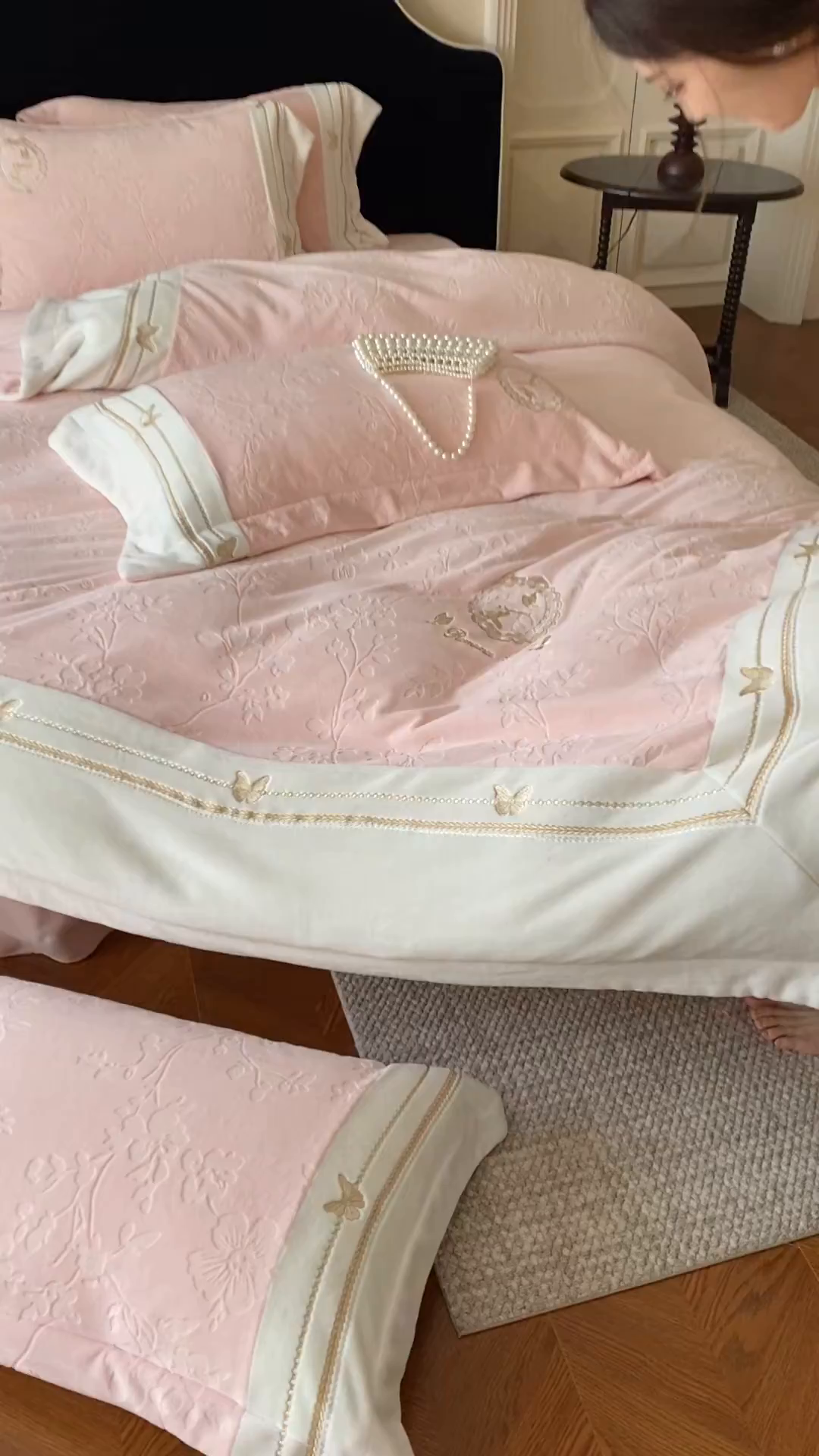 91家纺网 家纺一手货源 找家纺 太古汇家居 2025新款牛奶绒雕花+绣花四件套-薇薇安系列 薇薇安-粉色