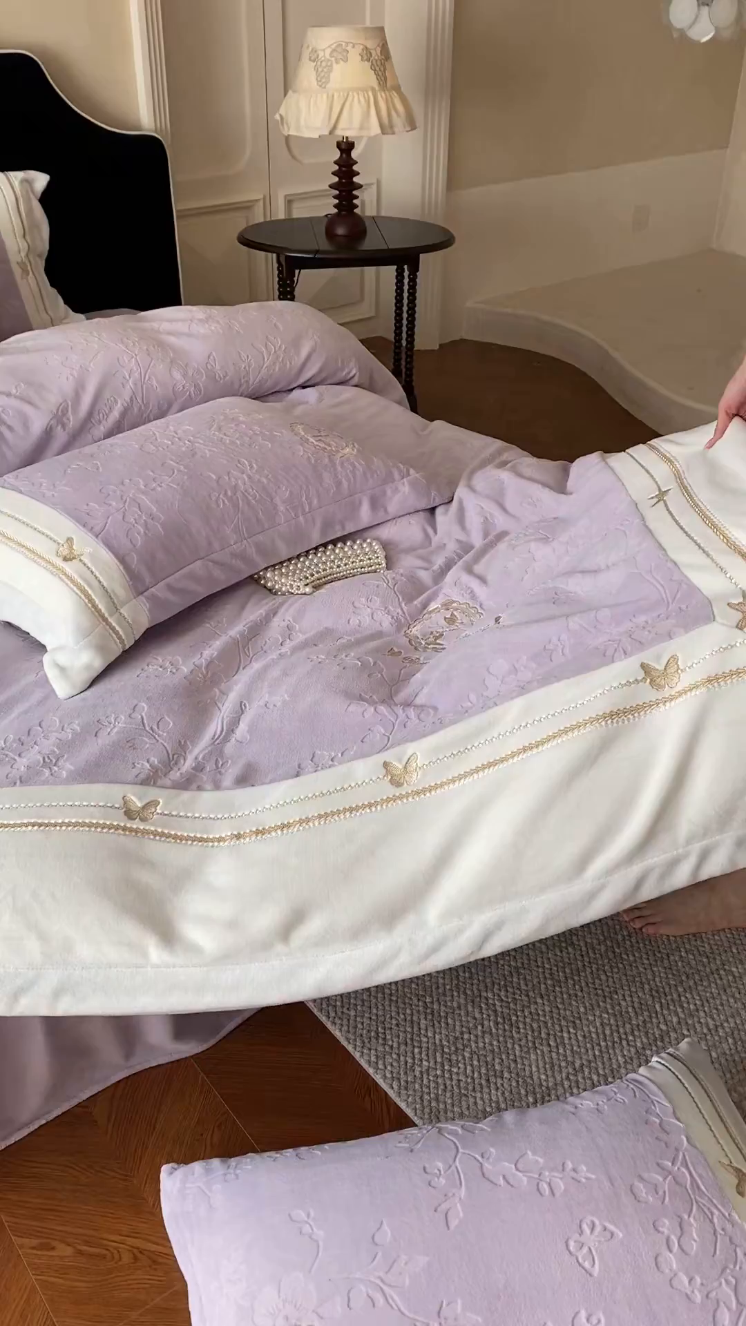 91家纺网 家纺一手货源 找家纺 太古汇家居 2025新款牛奶绒雕花+绣花四件套-薇薇安系列 薇薇安-紫色