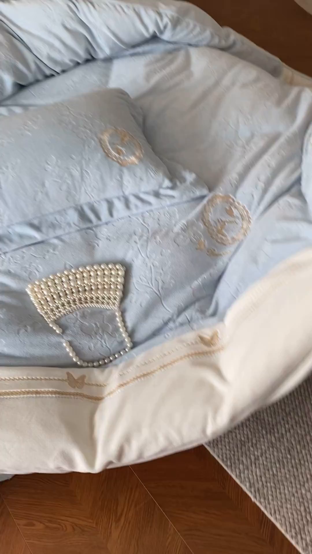 91家纺网 家纺一手货源 找家纺 太古汇家居 2025新款牛奶绒雕花+绣花四件套-薇薇安系列 薇薇安-蓝色