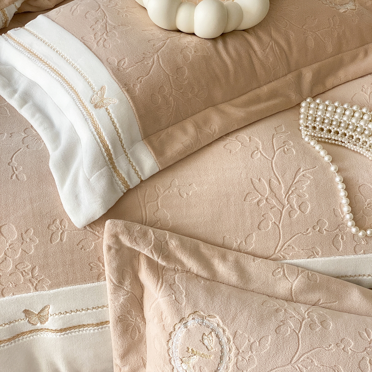 91家纺网 家纺一手货源 找家纺 太古汇家居 2025新款牛奶绒雕花+绣花四件套-薇薇安系列 薇薇安-卡其