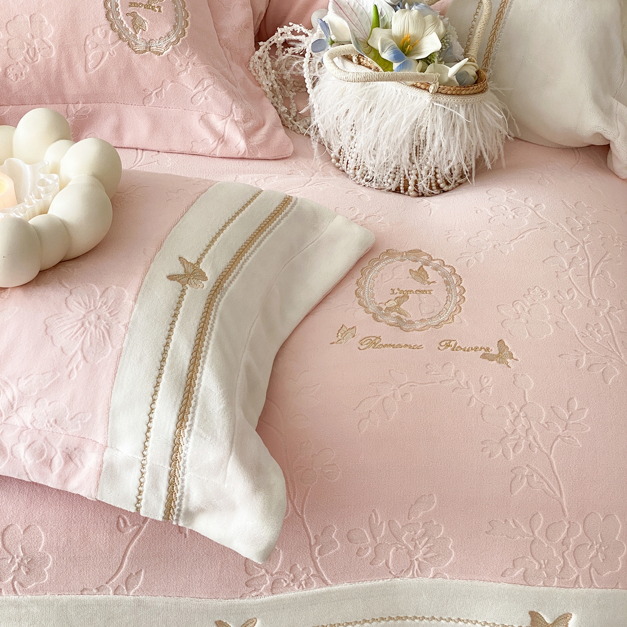 91家纺网 家纺一手货源 找家纺 太古汇家居 2025新款牛奶绒雕花+绣花四件套-薇薇安系列 薇薇安-粉色