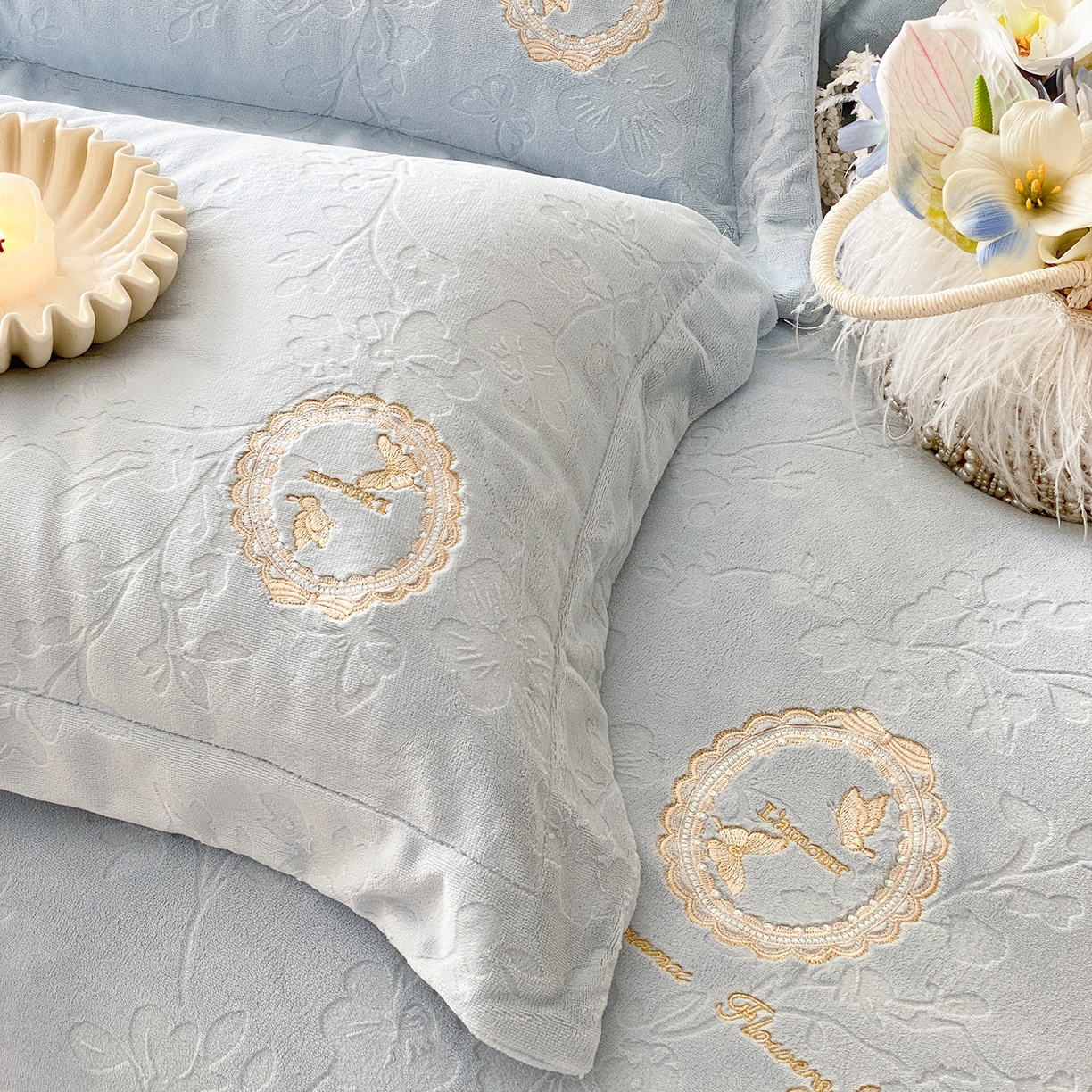 91家纺网 家纺一手货源 找家纺 太古汇家居 2025新款牛奶绒雕花+绣花四件套-薇薇安系列 薇薇安-蓝色