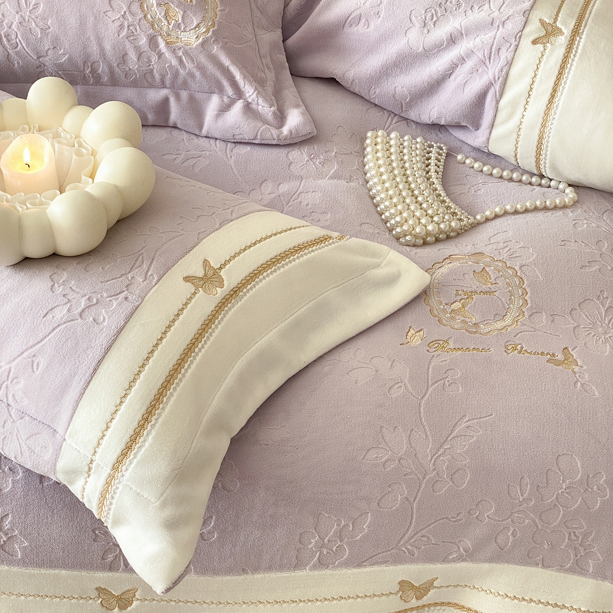 91家纺网 家纺一手货源 找家纺 太古汇家居 2025新款牛奶绒雕花+绣花四件套-薇薇安系列 薇薇安-紫色