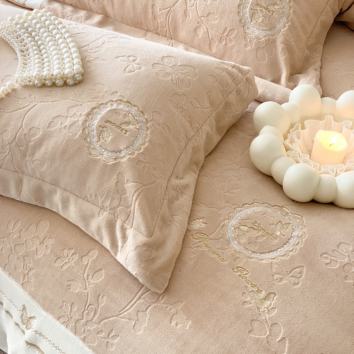 91家纺网 家纺一手货源 找家纺 太古汇家居 2025新款牛奶绒雕花+绣花四件套-薇薇安系列 薇薇安-卡其