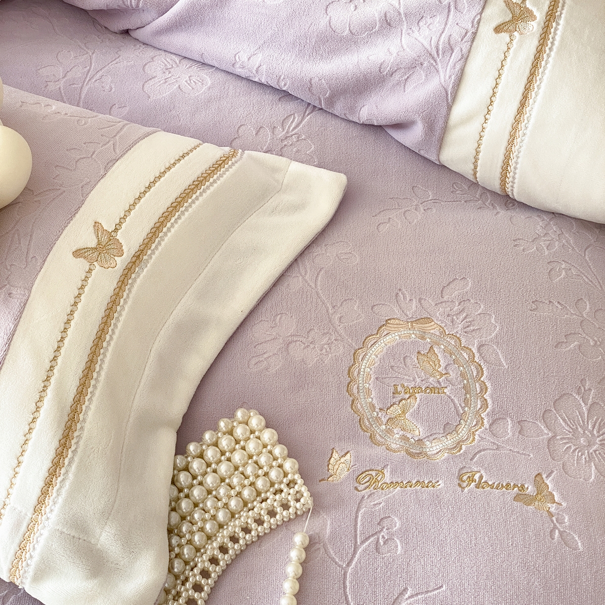 91家纺网 家纺一手货源 找家纺 太古汇家居 2025新款牛奶绒雕花+绣花四件套-薇薇安系列 薇薇安-紫色