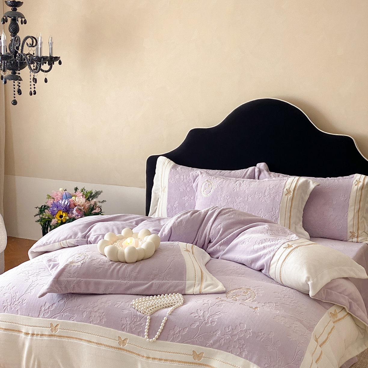 91家纺网 家纺一手货源 找家纺 太古汇家居 2025新款牛奶绒雕花+绣花四件套-薇薇安系列 薇薇安-紫色