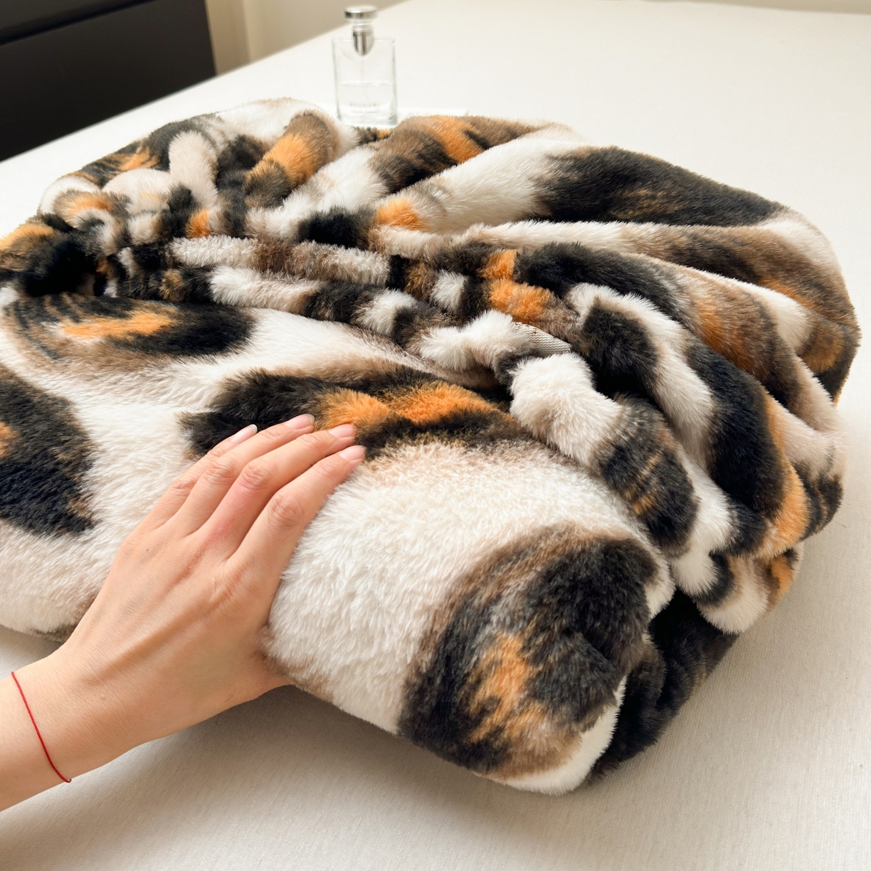 91家纺网 家纺一手货源 找家纺 娜娜 2025新款兔毛绒保暖床笠 夜豹