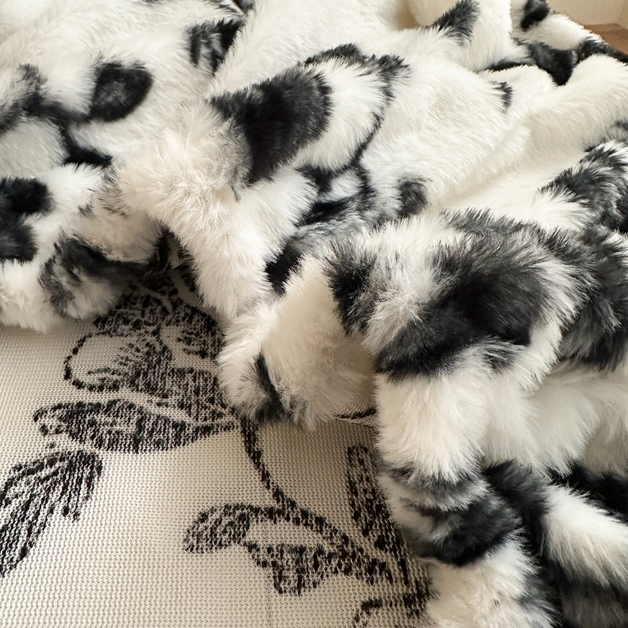 91家纺网 家纺一手货源 找家纺 娜娜 2025新款兔毛绒保暖床笠 妩媚