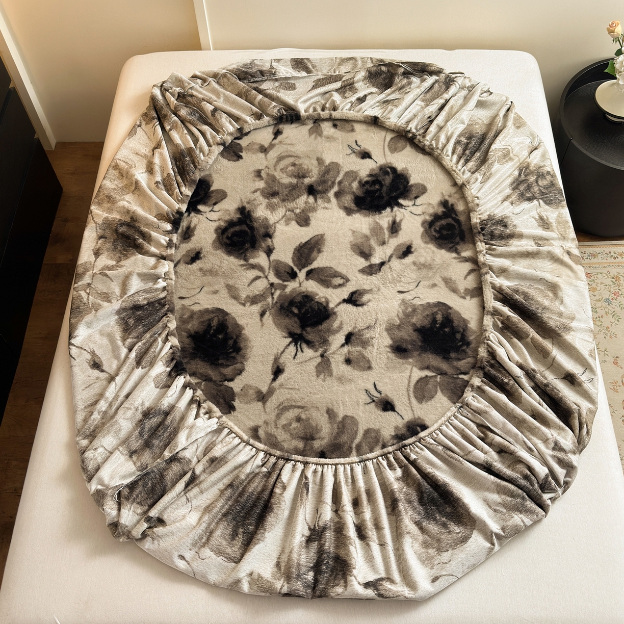 91家纺网 家纺一手货源 找家纺 娜娜 2025新款兔毛绒保暖床笠 黑牡丹