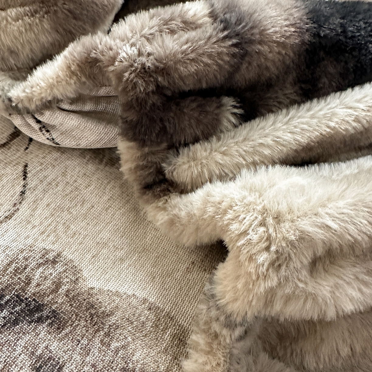 91家纺网 家纺一手货源 找家纺 娜娜 2025新款兔毛绒保暖床笠 黑牡丹