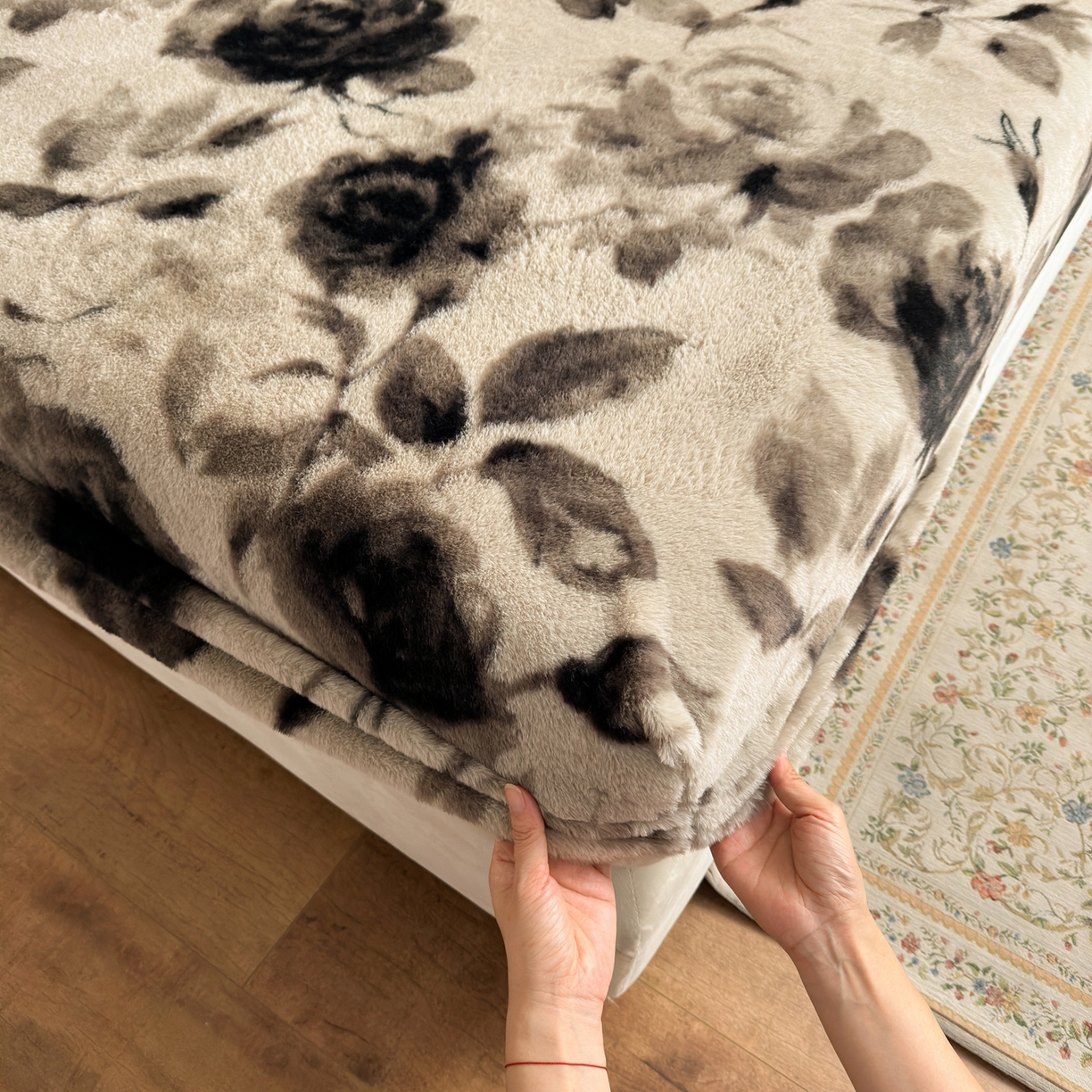 91家纺网 家纺一手货源 找家纺 娜娜 2025新款兔毛绒保暖床笠 黑牡丹