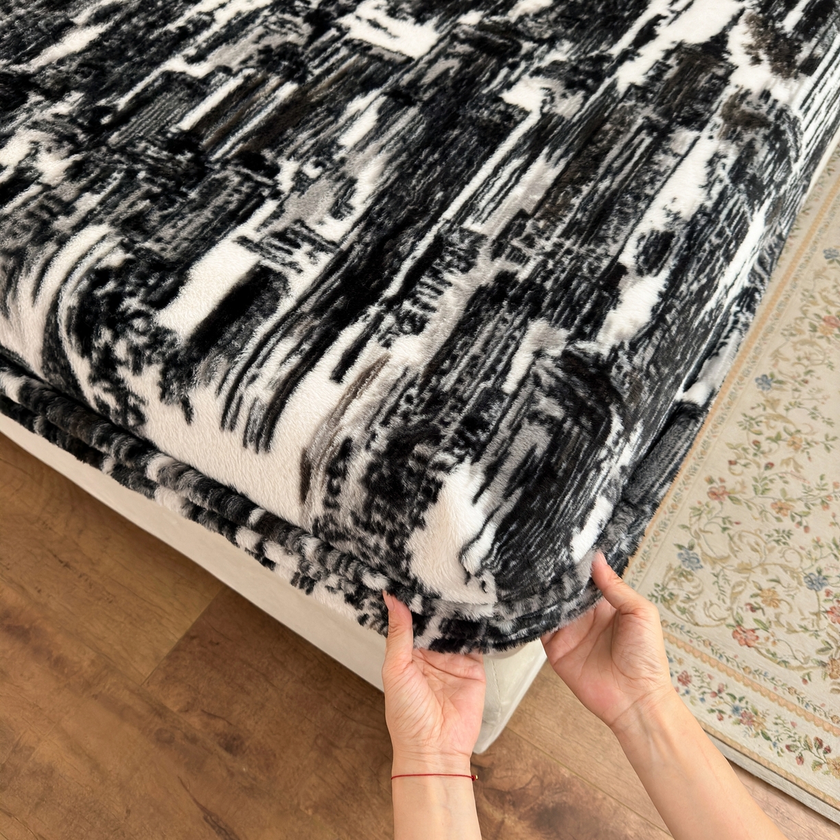 91家纺网 家纺一手货源 找家纺 娜娜 2025新款兔毛绒保暖床笠 水墨画