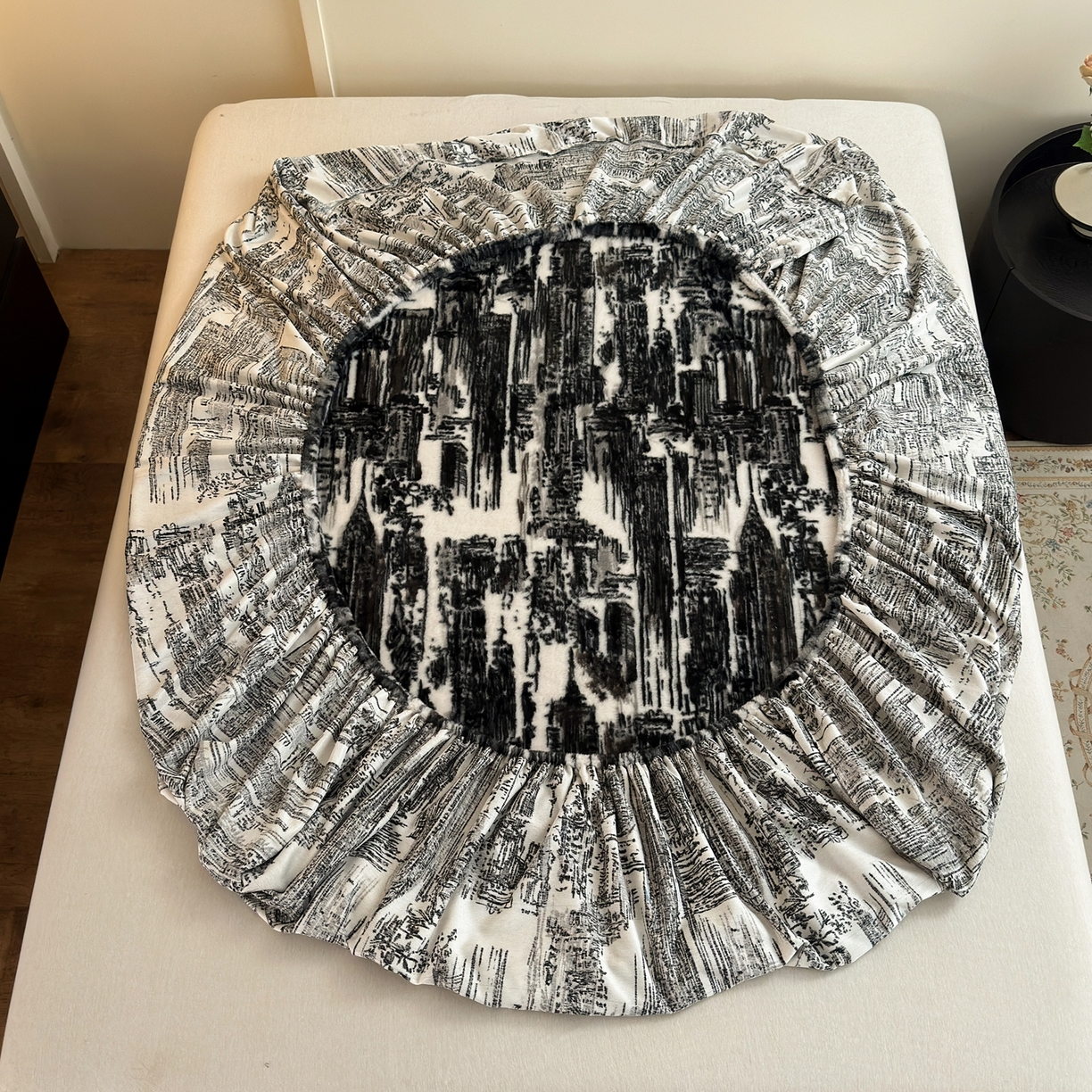 91家纺网 家纺一手货源 找家纺 娜娜 2025新款兔毛绒保暖床笠 水墨画