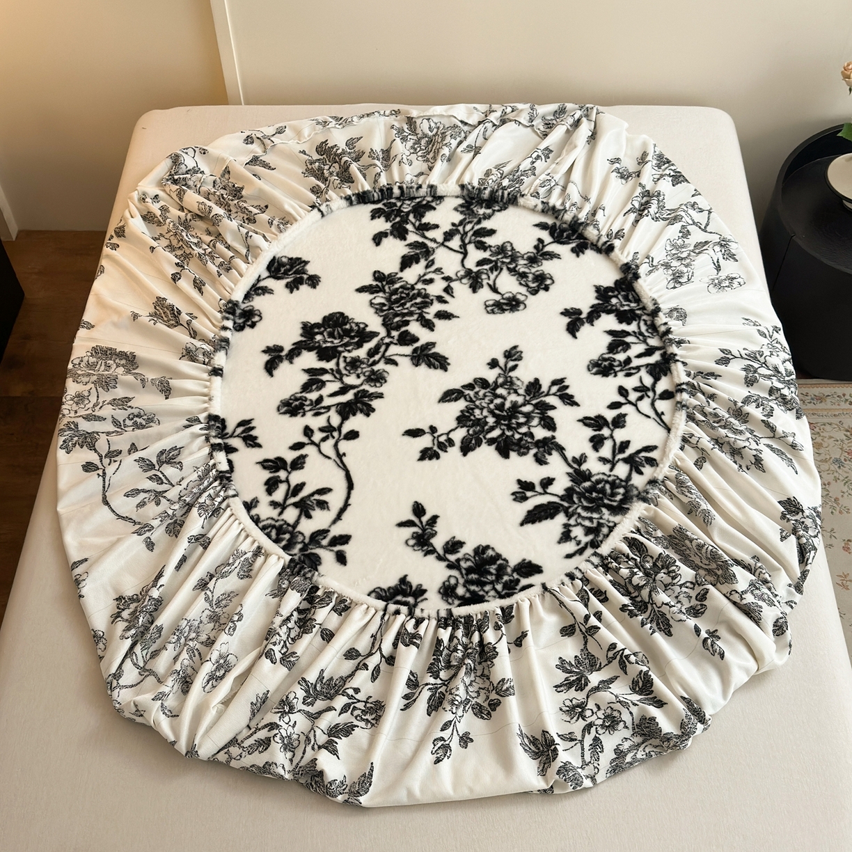 91家纺网 家纺一手货源 找家纺 娜娜 2025新款兔毛绒保暖床笠 妩媚