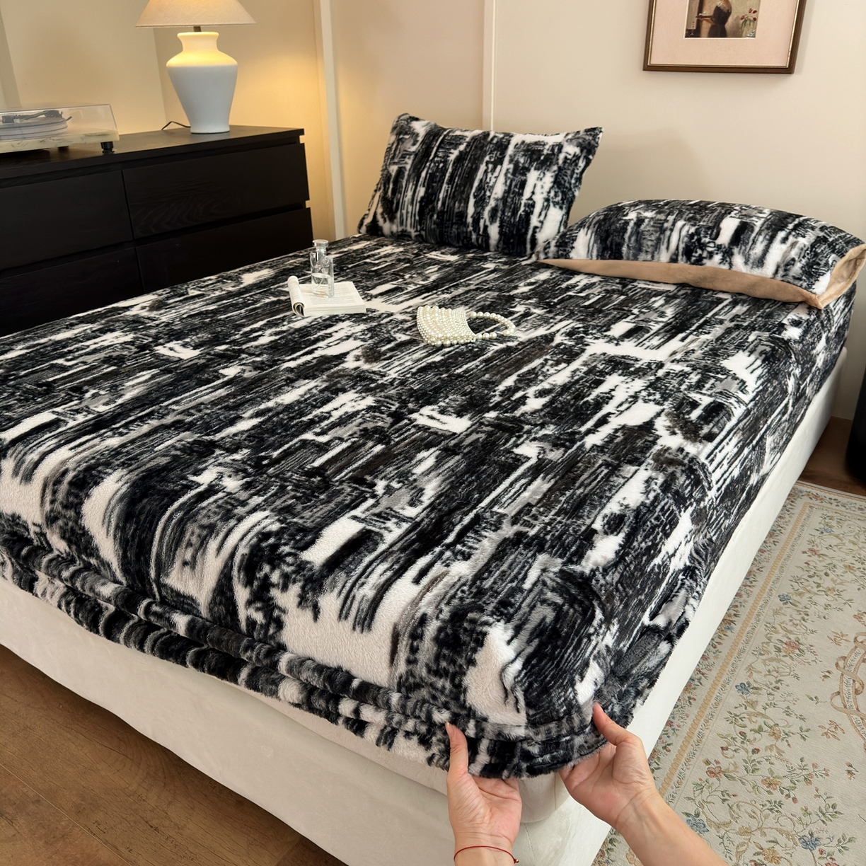 91家纺网 家纺一手货源 找家纺 娜娜 2025新款兔毛绒保暖床笠 水墨画