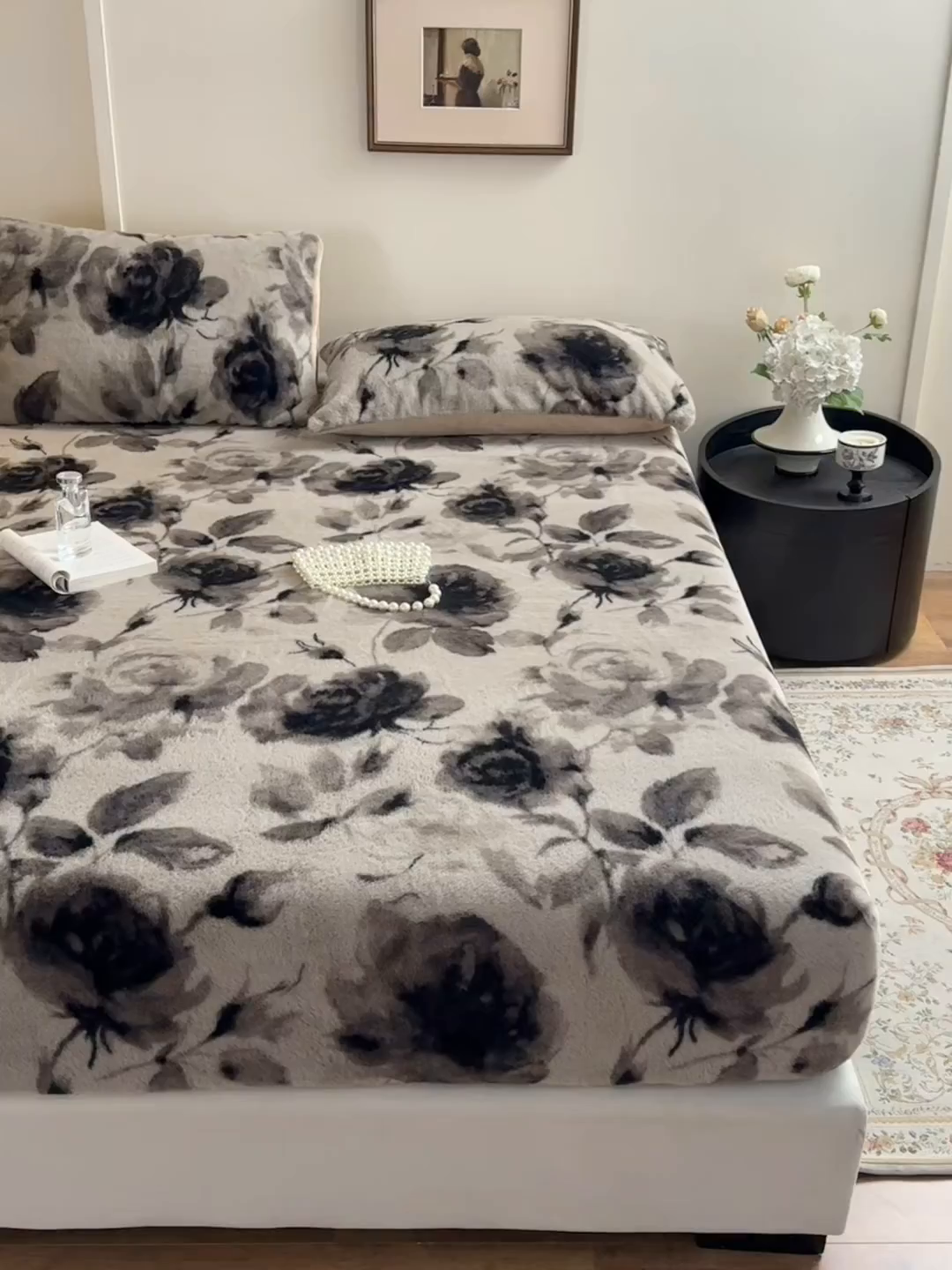 91家纺网 家纺一手货源 找家纺 娜娜 2025新款兔毛绒保暖床笠 黑牡丹