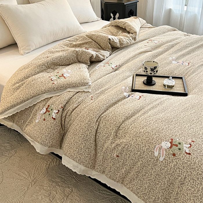 91家纺网 家纺一手货源 找家纺 曲之慕 2025新款云朵棉软糯柔软舒适秋冬被被子被芯 兔兔糖