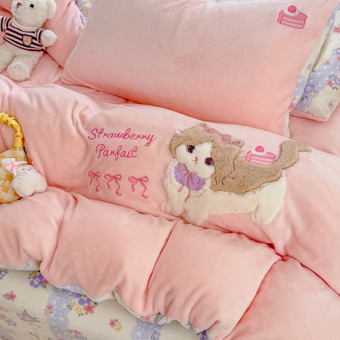 91家纺网 家纺一手货源 找家纺 梦舒阳家纺 2025贴布绣牛奶绒四件套可爱卡通牛奶绒刺绣四件套量大优惠 美美猫