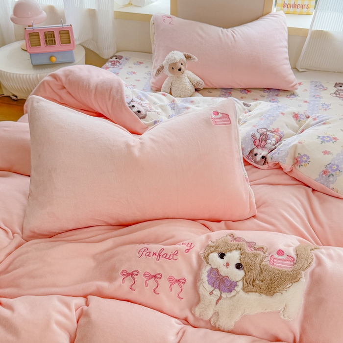 91家纺网 家纺一手货源 找家纺 梦舒阳家纺 2025贴布绣牛奶绒四件套可爱卡通牛奶绒刺绣四件套量大优惠 美美猫