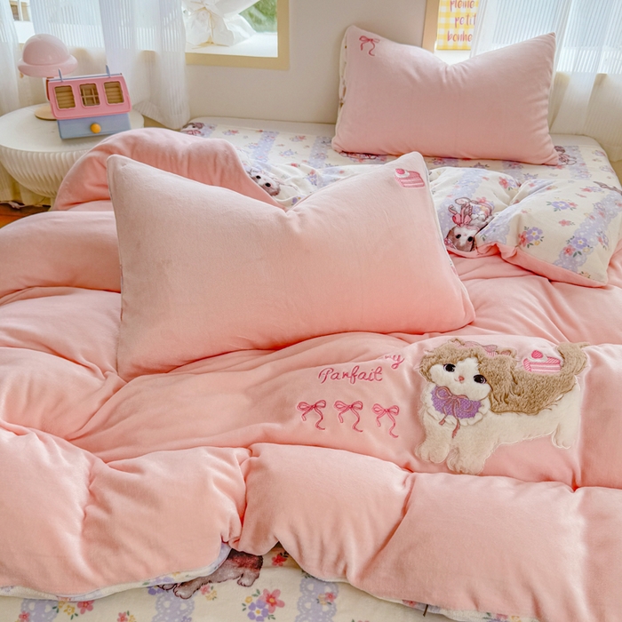 91家纺网 家纺一手货源 找家纺 梦舒阳家纺 2025贴布绣牛奶绒四件套可爱卡通牛奶绒刺绣四件套量大优惠 美美猫