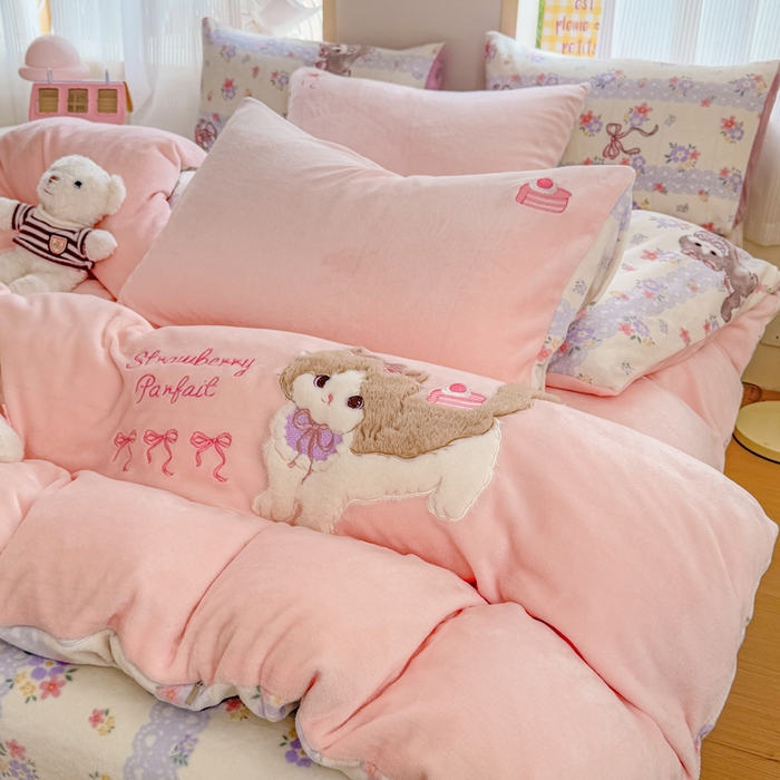 91家纺网 家纺一手货源 找家纺 梦舒阳家纺 2025贴布绣牛奶绒四件套可爱卡通牛奶绒刺绣四件套量大优惠 美美猫