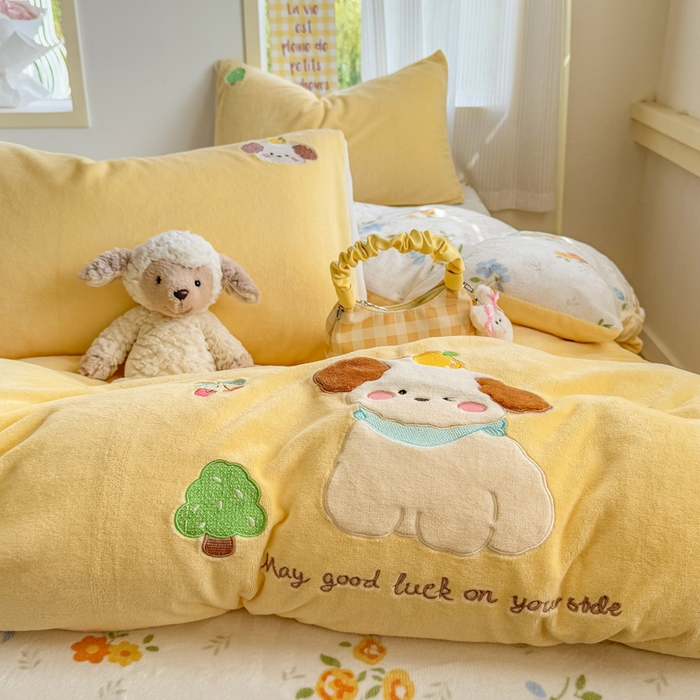 91家纺网 家纺一手货源 找家纺 梦舒阳家纺 2025贴布绣牛奶绒四件套可爱卡通牛奶绒刺绣四件套量大优惠 萌萌狗