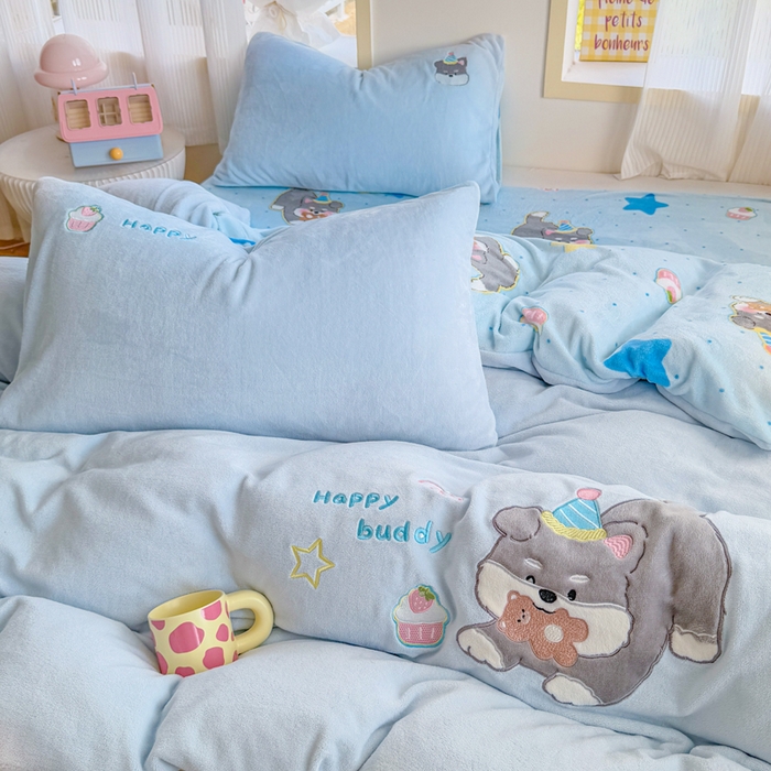 91家纺网 家纺一手货源 找家纺 梦舒阳家纺 2025贴布绣牛奶绒四件套可爱卡通牛奶绒刺绣四件套量大优惠 小灰灰