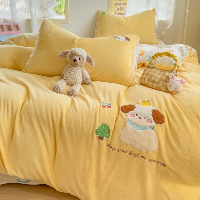 91家纺网 家纺一手货源 找家纺 梦舒阳家纺 2025贴布绣牛奶绒四件套可爱卡通牛奶绒刺绣四件套量大优惠 萌萌狗