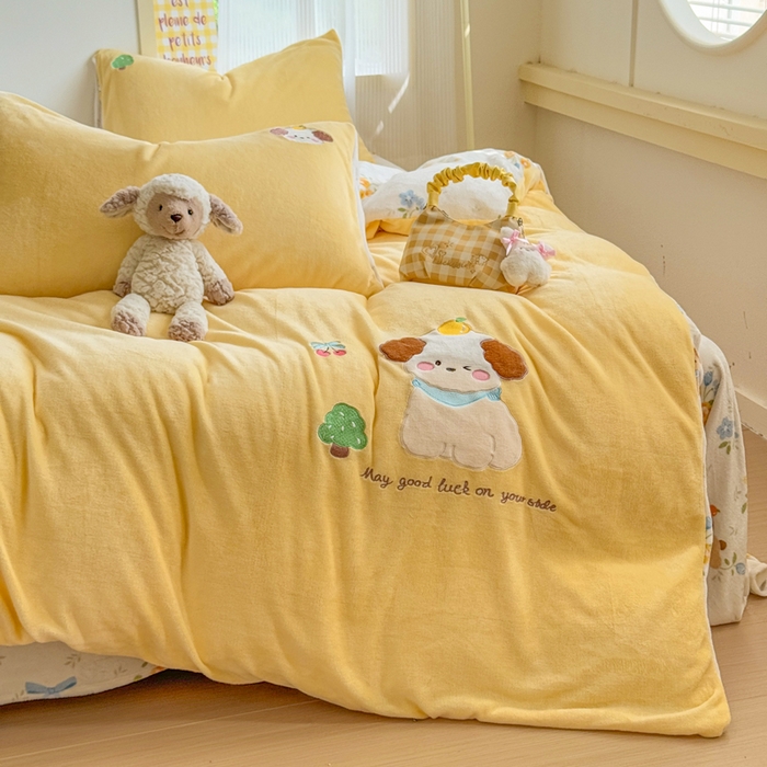 91家纺网 家纺一手货源 找家纺 梦舒阳家纺 2025贴布绣牛奶绒四件套可爱卡通牛奶绒刺绣四件套量大优惠 萌萌狗