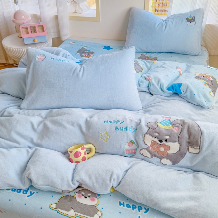 91家纺网 家纺一手货源 找家纺 梦舒阳家纺 2025贴布绣牛奶绒四件套可爱卡通牛奶绒刺绣四件套量大优惠 小灰灰