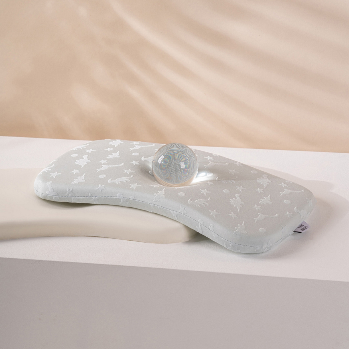 91家纺网 家纺一手货源 找家纺 芯奇想 2025新款安睡枕聚氨酯枕芯婴儿枕头宝宝护颈椎儿童生物基记忆棉学生低枕芯 （灰色）提花1-5岁儿童枕