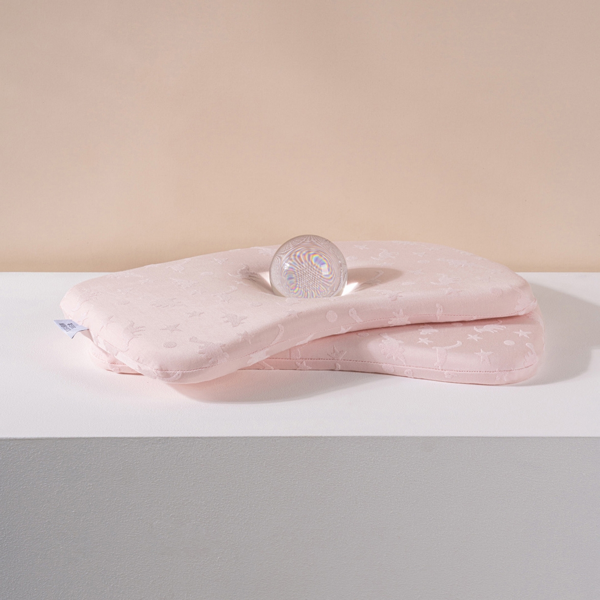 91家纺网 家纺一手货源 找家纺 芯奇想 2025新款安睡枕聚氨酯枕芯婴儿枕头宝宝护颈椎儿童生物基记忆棉学生低枕芯 （粉色）提花1-5岁儿童枕