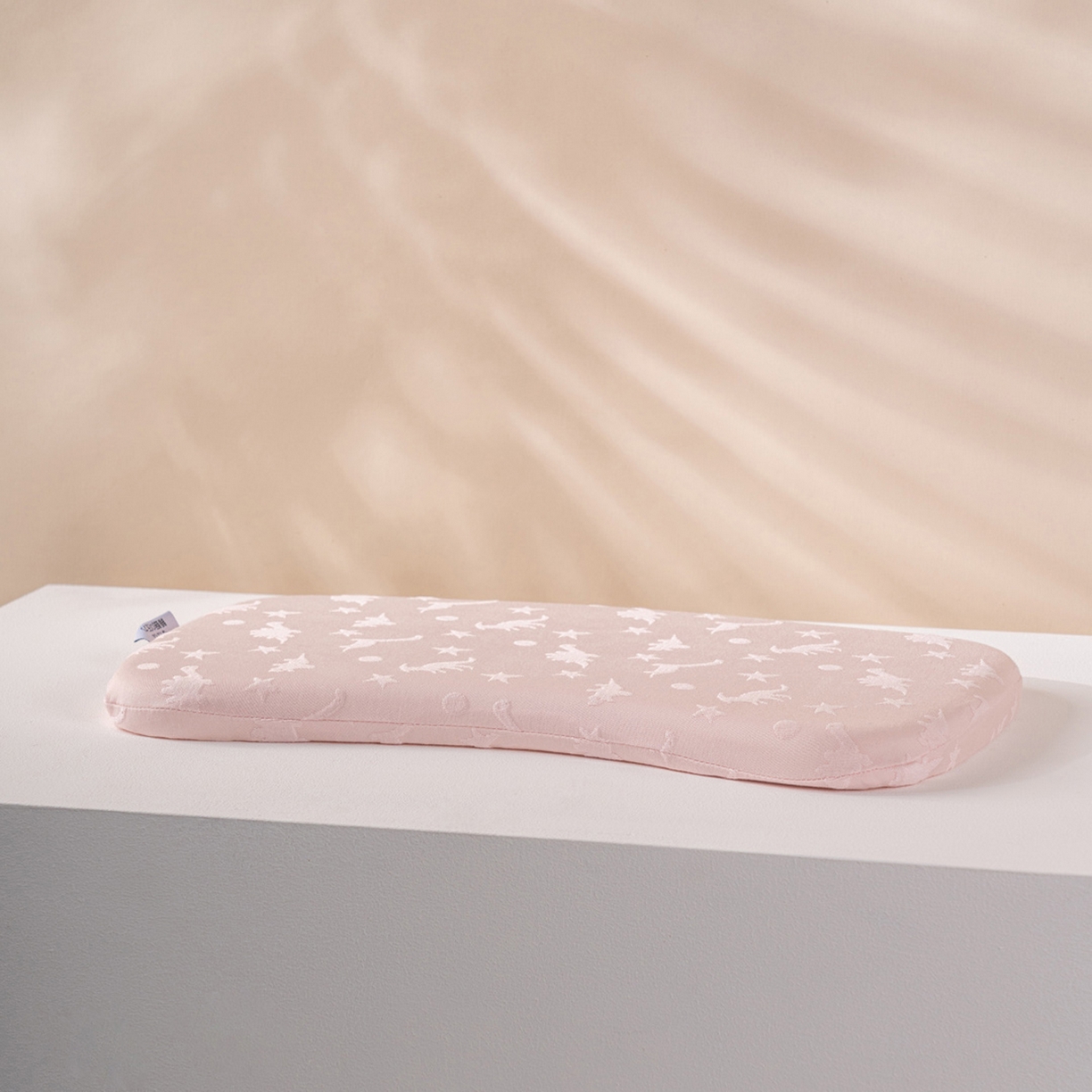 91家纺网 家纺一手货源 找家纺 芯奇想 2025新款安睡枕聚氨酯枕芯婴儿枕头宝宝护颈椎儿童生物基记忆棉学生低枕芯 （粉色）提花1-5岁儿童枕