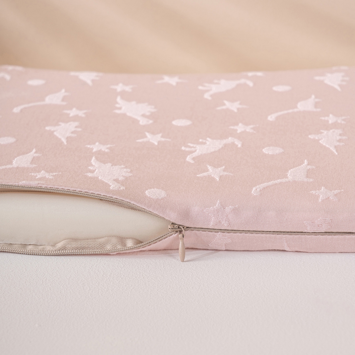 91家纺网 家纺一手货源 找家纺 芯奇想 2025新款安睡枕聚氨酯枕芯婴儿枕头宝宝护颈椎儿童生物基记忆棉学生低枕芯 （粉色）提花1-5岁儿童枕