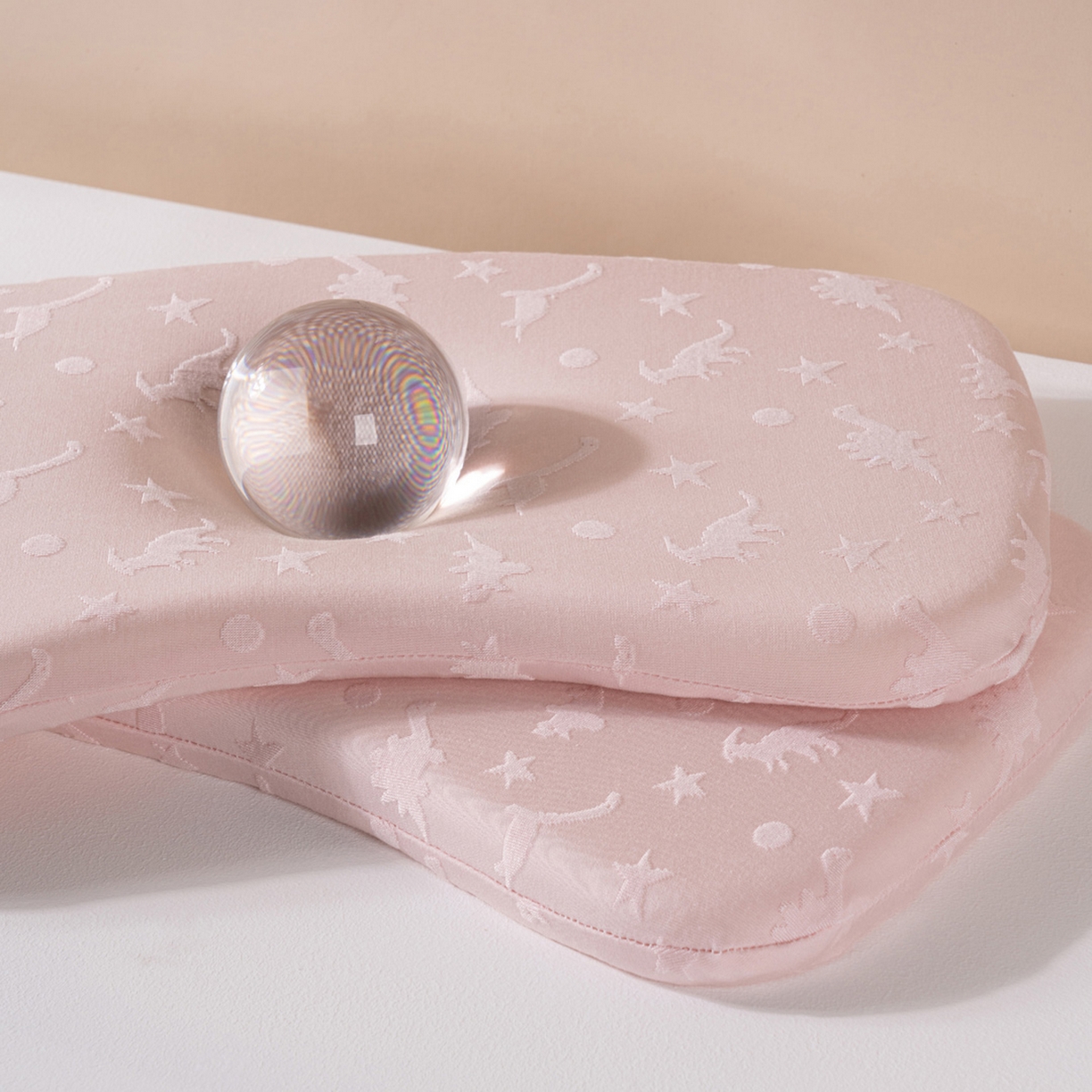 91家纺网 家纺一手货源 找家纺 芯奇想 2025新款安睡枕聚氨酯枕芯婴儿枕头宝宝护颈椎儿童生物基记忆棉学生低枕芯 （粉色）提花1-5岁儿童枕