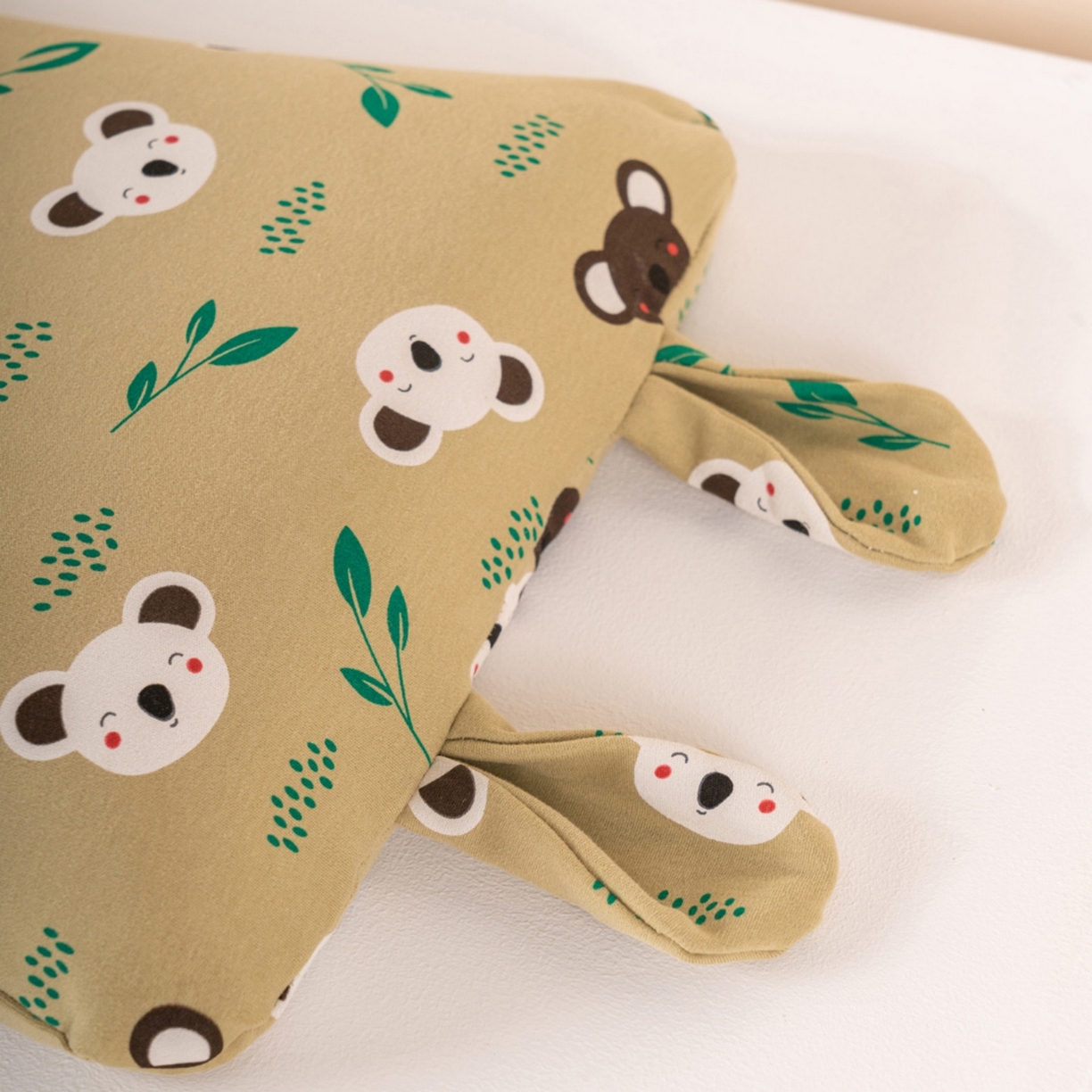 91家纺网 家纺一手货源 找家纺 芯奇想 2025新款全棉卡通儿童枕聚氨酯慢回弹枕芯枕头 考拉-绿色